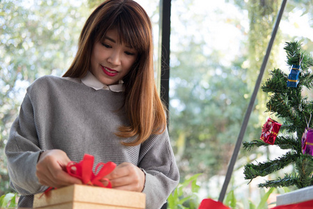 妇女装饰圣诞礼品盒带丝带。节日问候 w