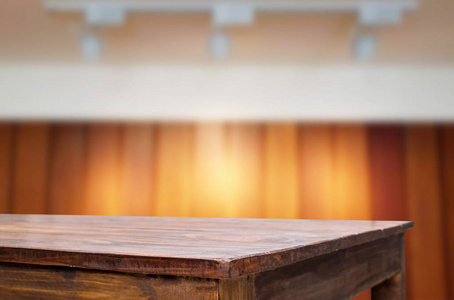 空的木桌和模糊预订咖啡厅明亮的背景。产品