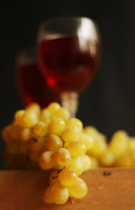 葡萄树枝和酒杯