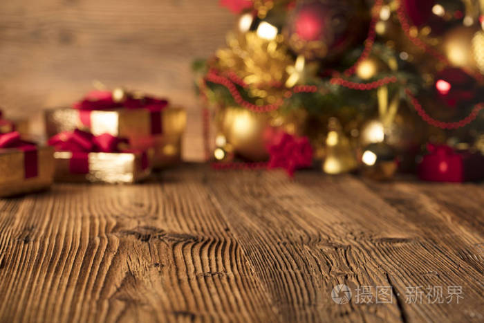 圣诞装饰和礼物的乡村木制背景。