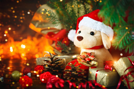 圣诞装饰, 节日毛绒狗圣诞树下的礼物。新年和圣诞节