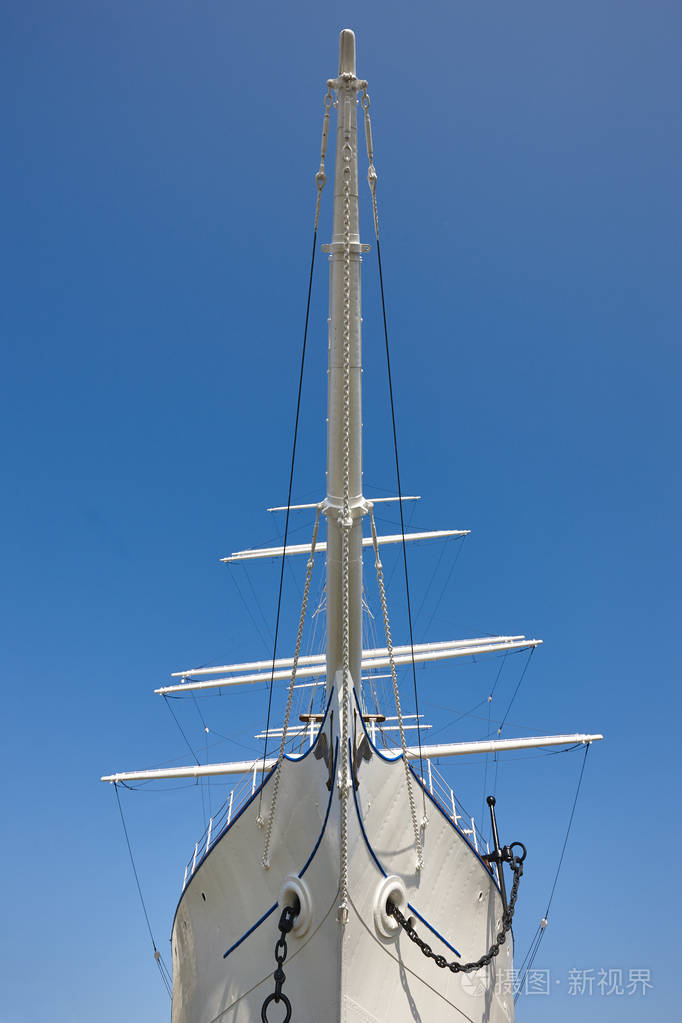 在蓝色的天空背景下船头帆船的细节导航