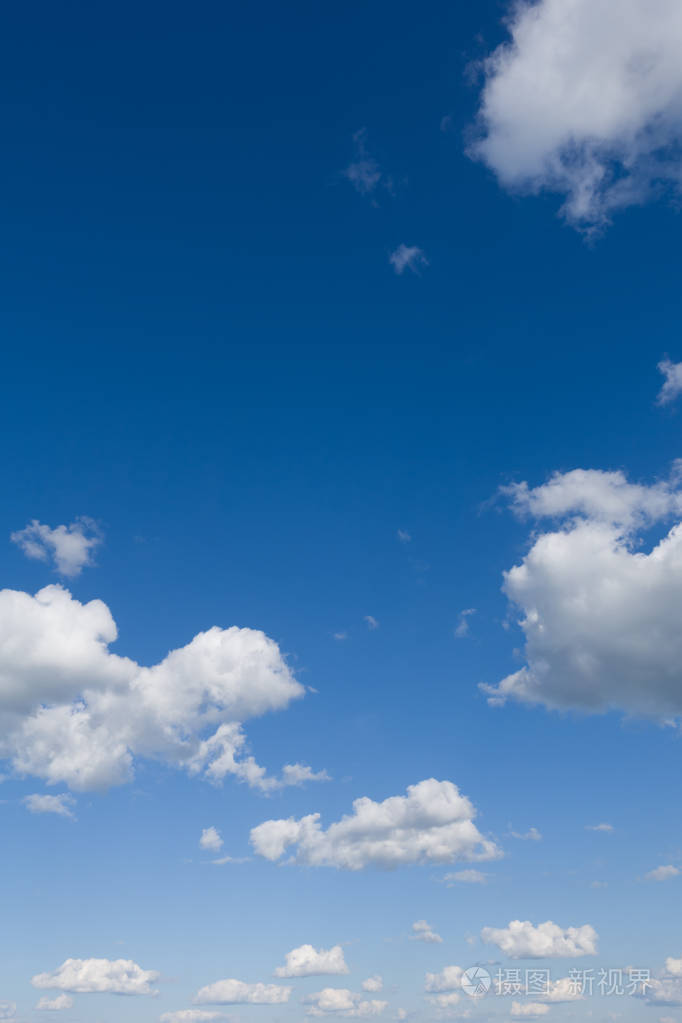 在阳光明媚的日子里, 美丽的云朵与蓝天对着干