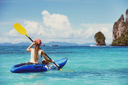 热带湾独木舟上的单身女孩旅行概念