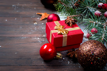 红丝带和冷杉枝红色圣诞礼品盒