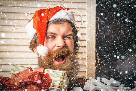 带胡子的圣诞男人与礼物盒的笑脸