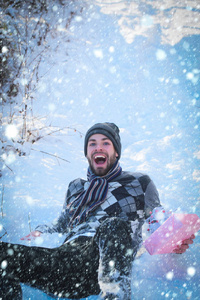快乐的人，与躺在雪上的礼物盒
