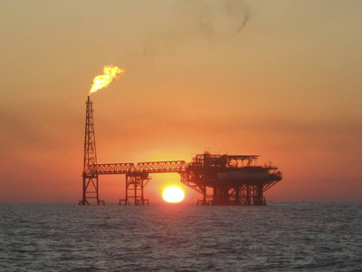 石油平台和日落