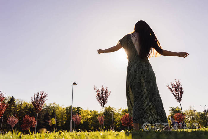 快乐快乐的背影