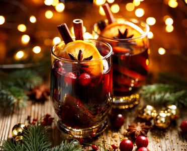 加入柑橘类水果蔓越莓肉桂棒丁香和八角的红酒。美味的圣诞饮品