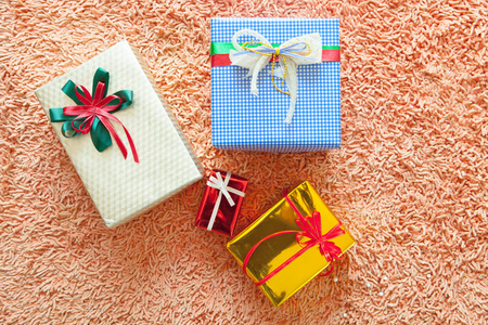 圣诞饰品和礼品盒的地毯背景。快乐人权中心