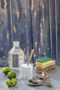 环保型天然清洁剂在木桌厨房里烘烤苏打柠檬和布