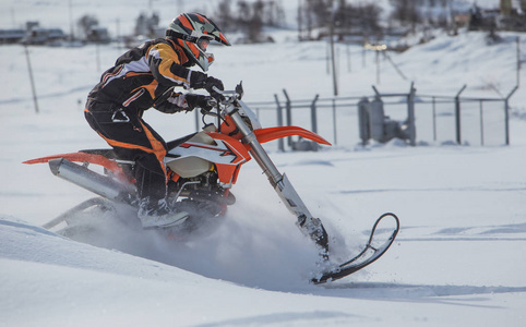 耐力 Snowbike 雪橇旅行与越野车高在山