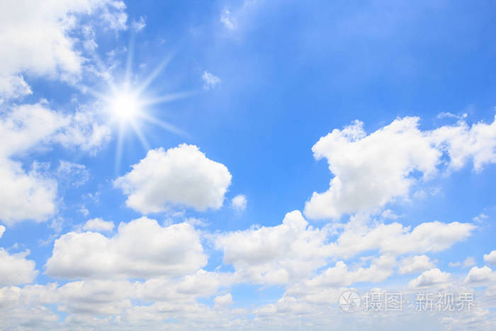 在蓝蓝的天空中的太阳