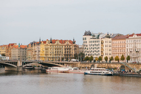 捷克共和国布拉格建筑的美丽景色。伏尔塔瓦河河附近的传统民居