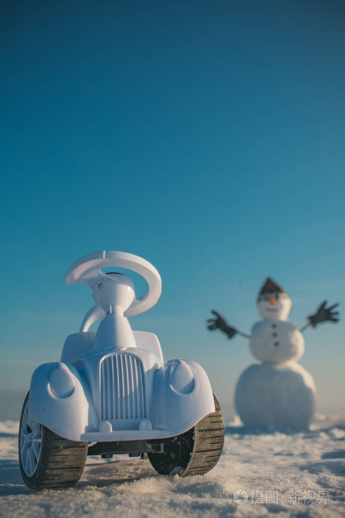 雪人在冬天与玩具汽车, 旅行和假期
