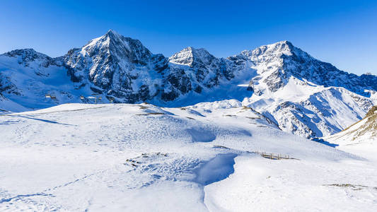 雪意大利阿尔卑斯山 Sulden, Solda 与 Ortler, Zebru, 大 Zebru 背景。Venosta, 南蒂罗