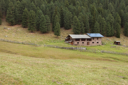 富内斯, 意大利的一座山区牧场的一个有光伏板的避难所的乡村场景