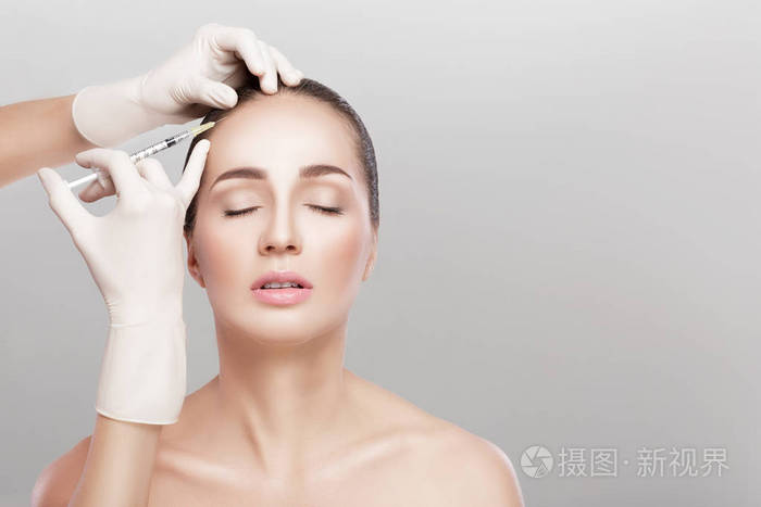 化妆品被注射在女人的头部