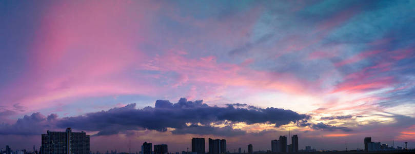 黄昏天空和云彩的全景在城市的日落