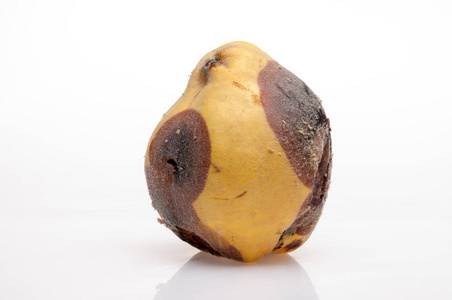 完全和一半成熟的木瓜在白色背景上分离成熟的木瓜果与种子查出在白色