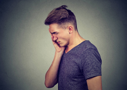 男人低头角度图片