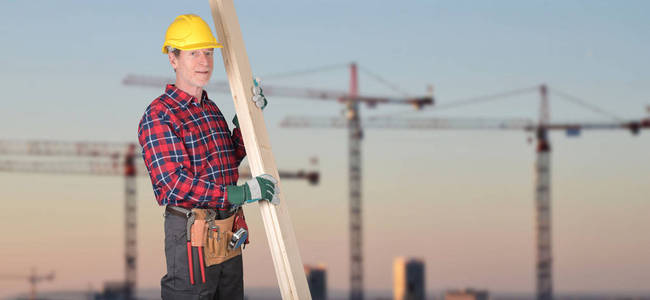 建筑工人用工具带和木板材图片