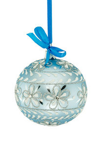 用丝带分离在白色背景上的蓝色圣诞球。