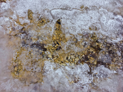 流动的冷水表面形成的冰冻片图片