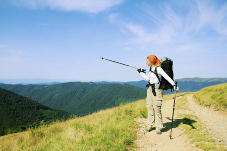 带着背包和帐篷夏天登山活动