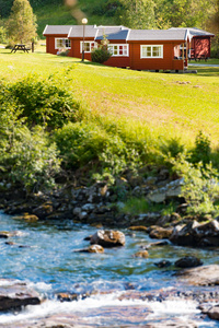 挪威国家房屋。湖和草甸