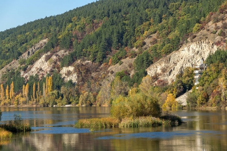 保加利亚普查雷沃湖附近的伊斯卡尔河秋季景观