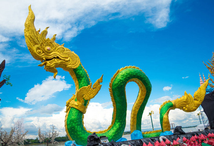 廊泰国的蛇或迦雕像图片