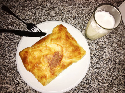 传统的格鲁吉亚馅饼khachapuri 是一个蛋糕烘烤奶酪