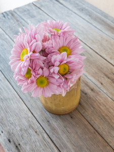 木桌竹制花瓶粉红色花