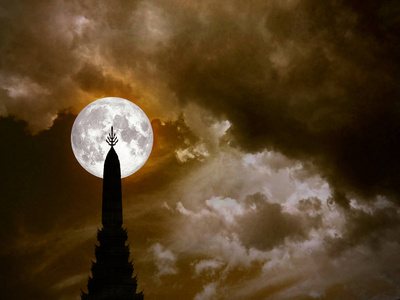 夜空中的超级月亮和古代 p 的剪影顶
