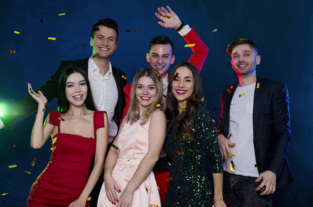 happy and smiling friends at party with con照片