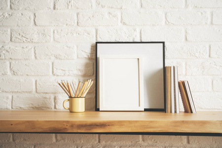 书桌与图片框架和供应照片