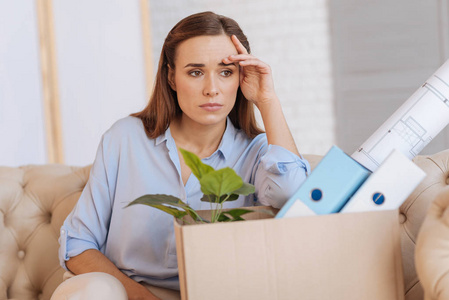 思想麻烦考虑到她目前的职位的有思想的失业妇女照片