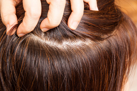 妇女染发根特写.不再有灰色照片