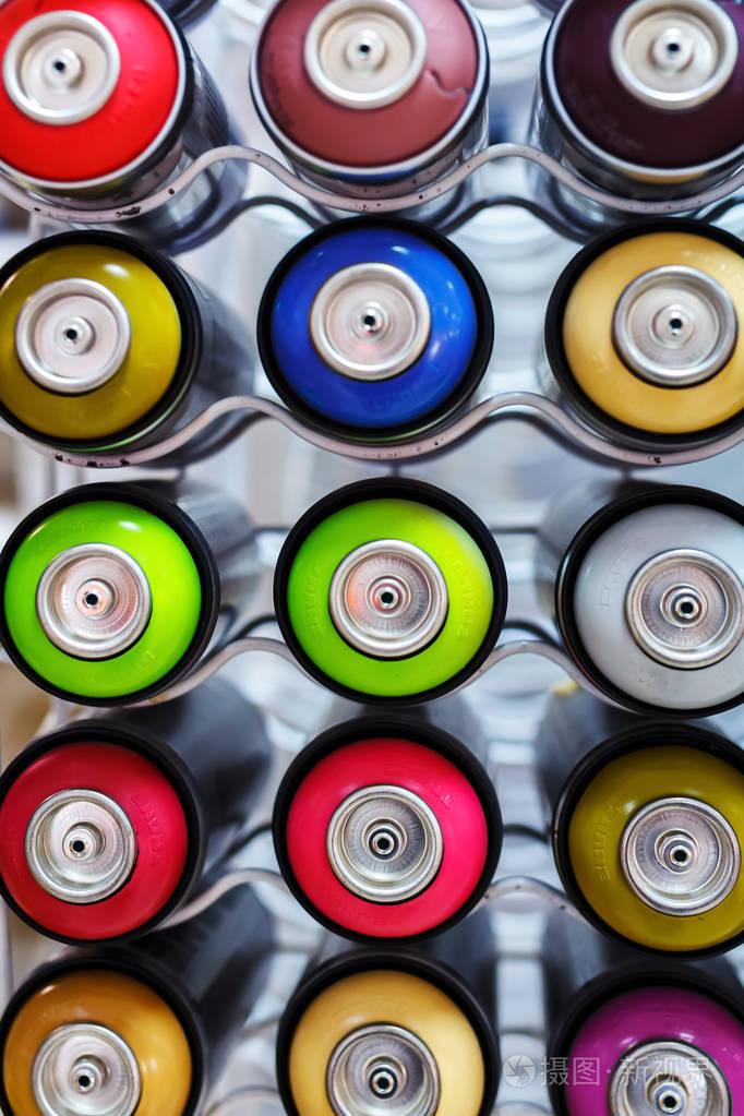 金属甲板上五颜六色的油漆栏杆喷漆图案