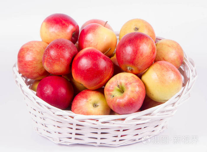 白色背景下满是苹果的一大桶