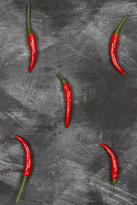 红色辣椒在黑色背景。顶部视图。食品背景