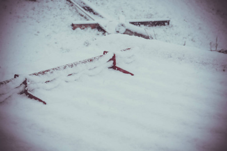 在屋顶上雪