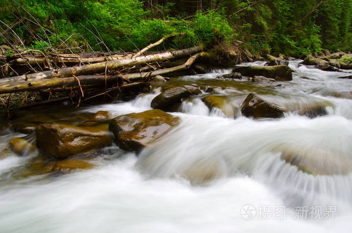 山区河流在绿色森林