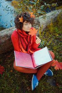 秋林中的古丽姑娘坐着拿着一本书