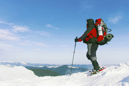 带着背包和帐篷冬季登山活动图片