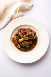羊肉马萨拉或马萨拉苍鹰或印度羊肉罗根乔什与一些调味料与Naan或Roti选择性聚焦。