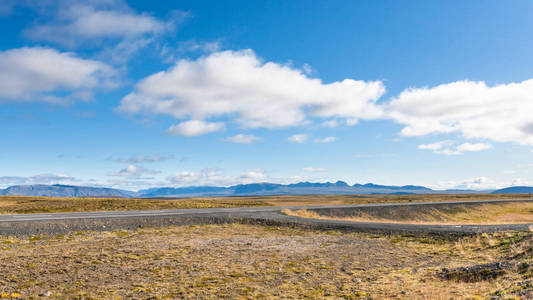 阳光明媚的冰岛乡间小路