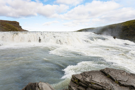 峡谷中 gullfoss 瀑布急流上的水